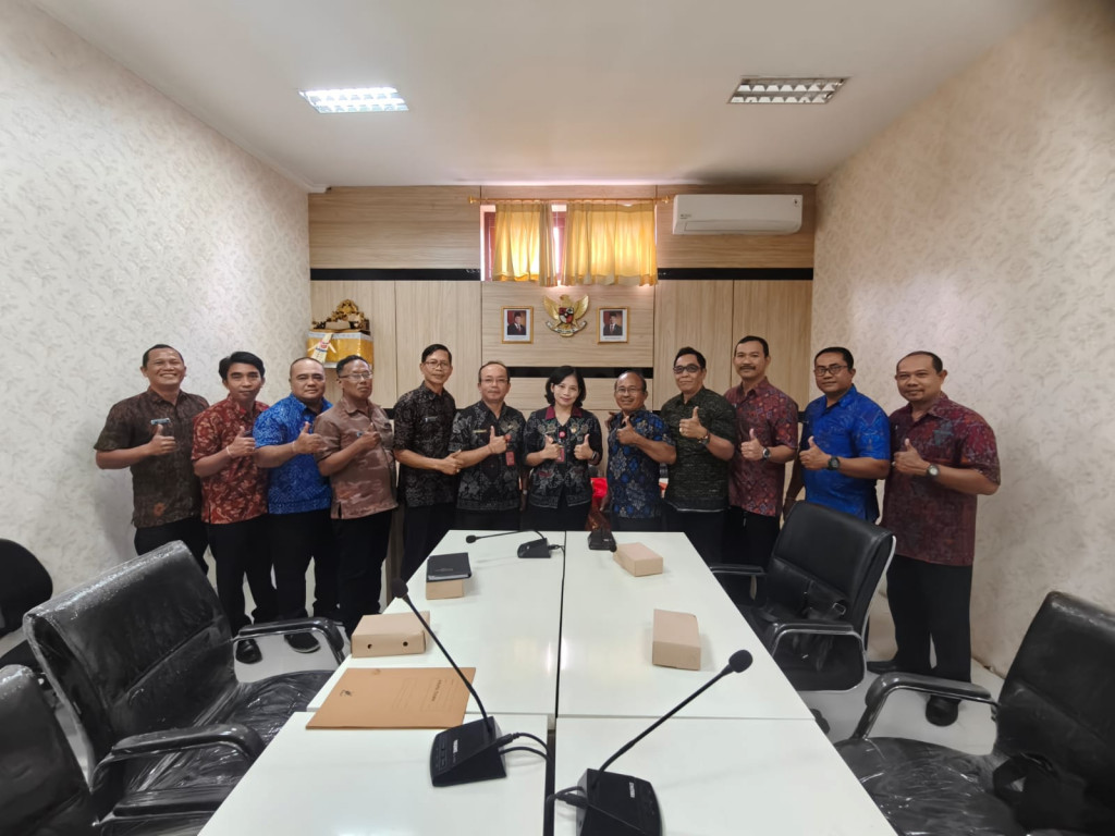 Penyerahan SK Pemberhentian dan Pengangkatan Kaling Tegeha oleh Bpk. Camat Mengwi